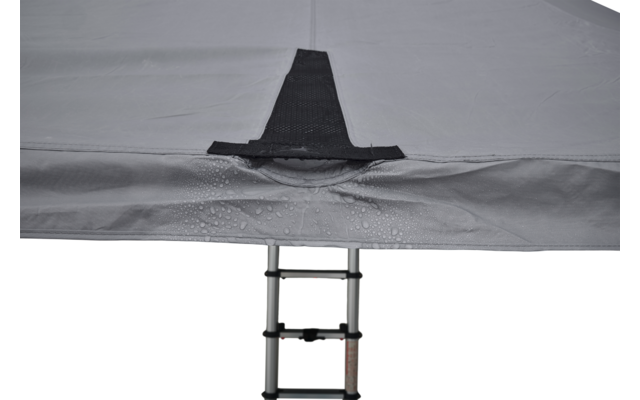 Grauer Stoff mit schwarzem Verstärkungsstreifen und Wassertropfen; teleskopische Metallleiter mit Sprossen ragt von unten ins Bild