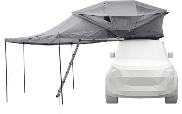 Weißes Auto mit aufgeklapptem Dachzelt, ausgefahrenem Vorzelt, Leiter, Stützbeinen und Abspannleinen