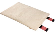 Funda para portátil beige de material suave con dos pestañas negras y rojas