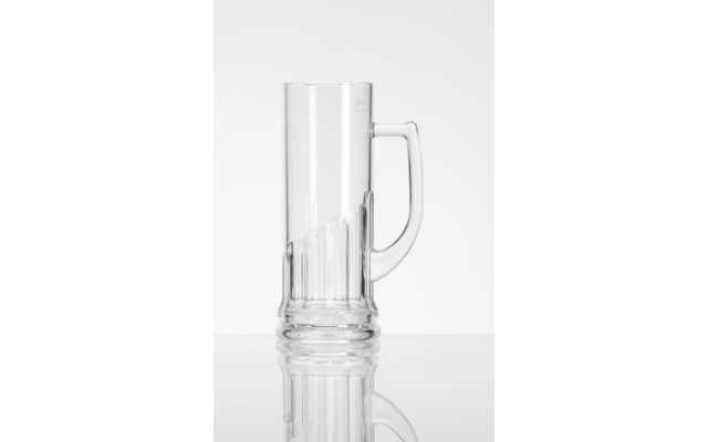 Grand verre transparent avec anse, rainures verticales sur la partie inférieure, reflet sur une surface brillante, fond blanc