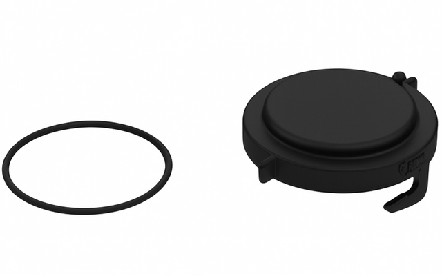 Objet rond en plastique noir avec un petit crochet latéral et, à côté, un anneau rond en caoutchouc noir sur fond blanc