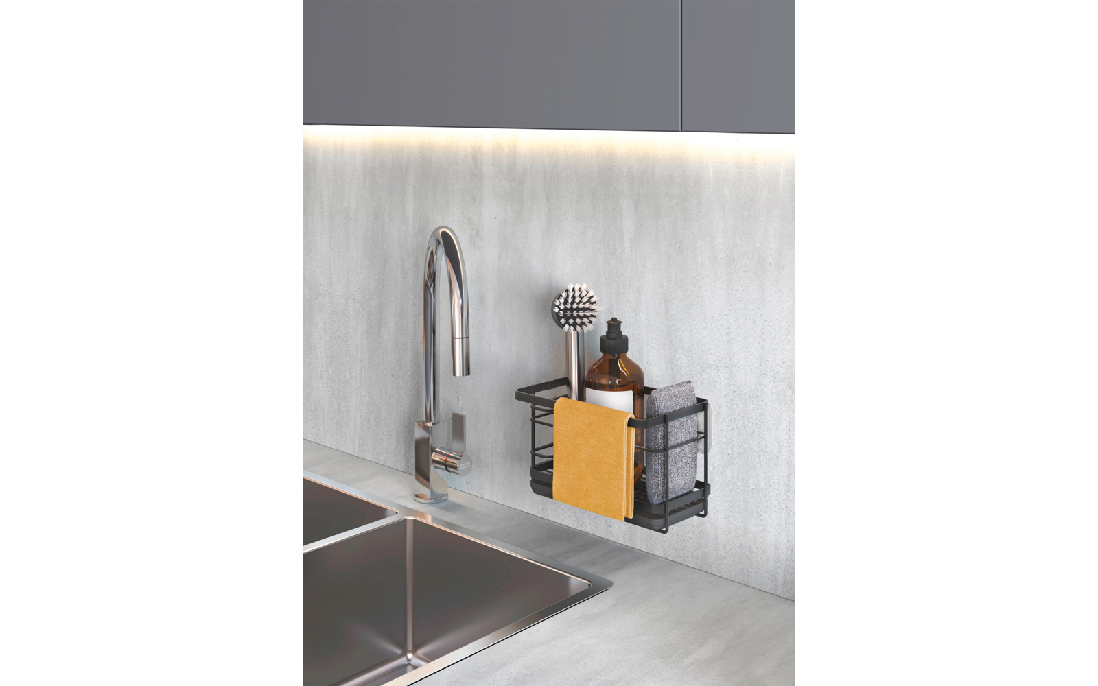 Küchenspüle mit aufgeklapptem Wasserhahn und Wandregal mit Seifenspender und Schwämmen