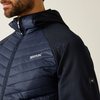 Mann trägt eine dunkelblaue Jacke mit Steppmuster und Reißverschluss