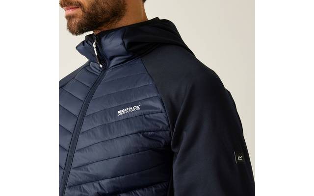 Mann trägt eine dunkelblaue Jacke mit Steppmuster und Reißverschluss
