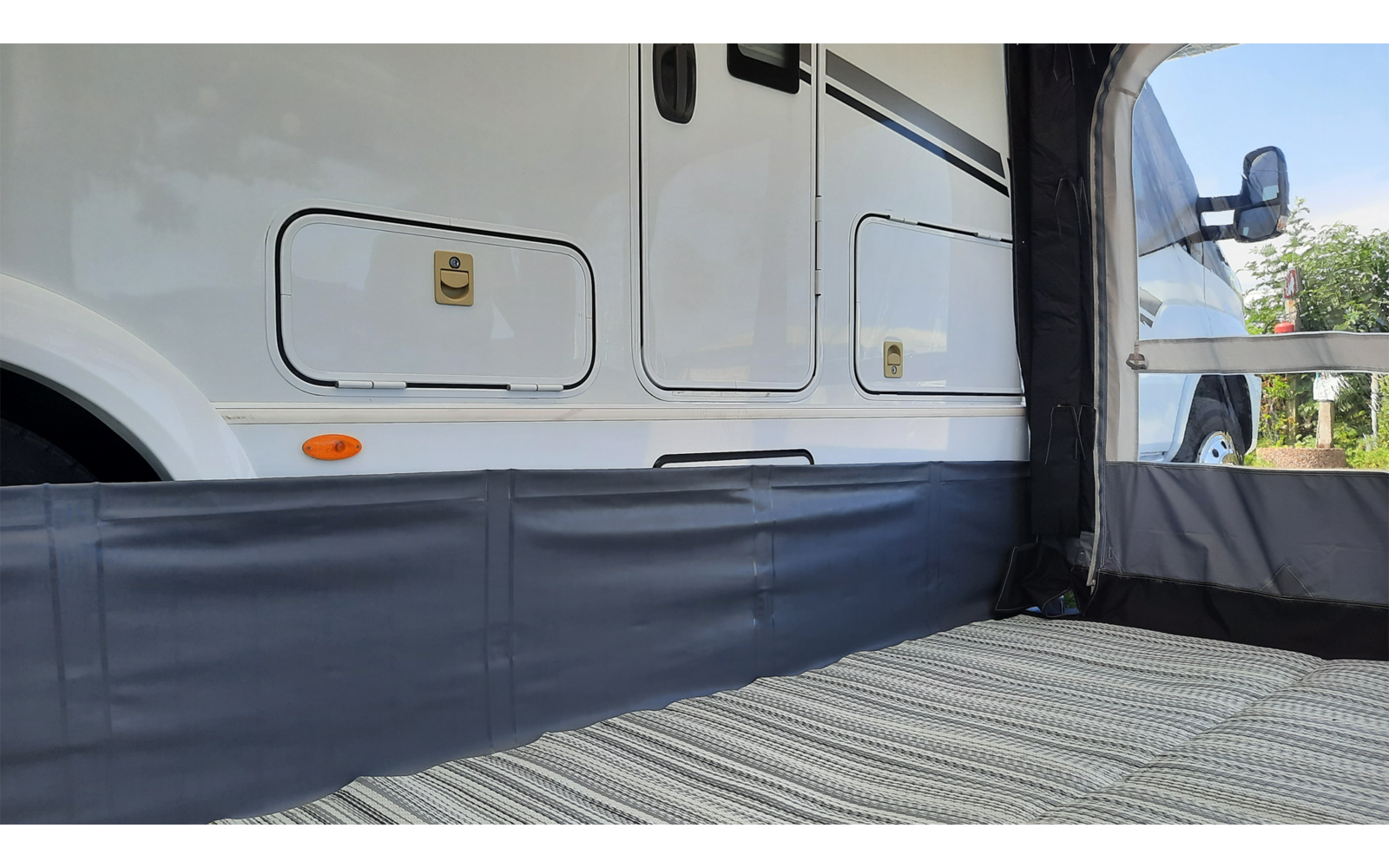 Produktbild Mobil Safe Zugluftstopper freistehende Premium-Zugluftschutzfolie f&uuml;r Wohnmobile und Camper Vans 1