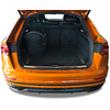 Offener Kofferraum eines orangefarbenen Autos mit schwarzem Rucksack links