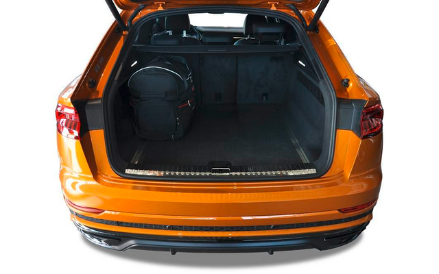 Offener Kofferraum eines orangefarbenen Autos mit schwarzem Rucksack links