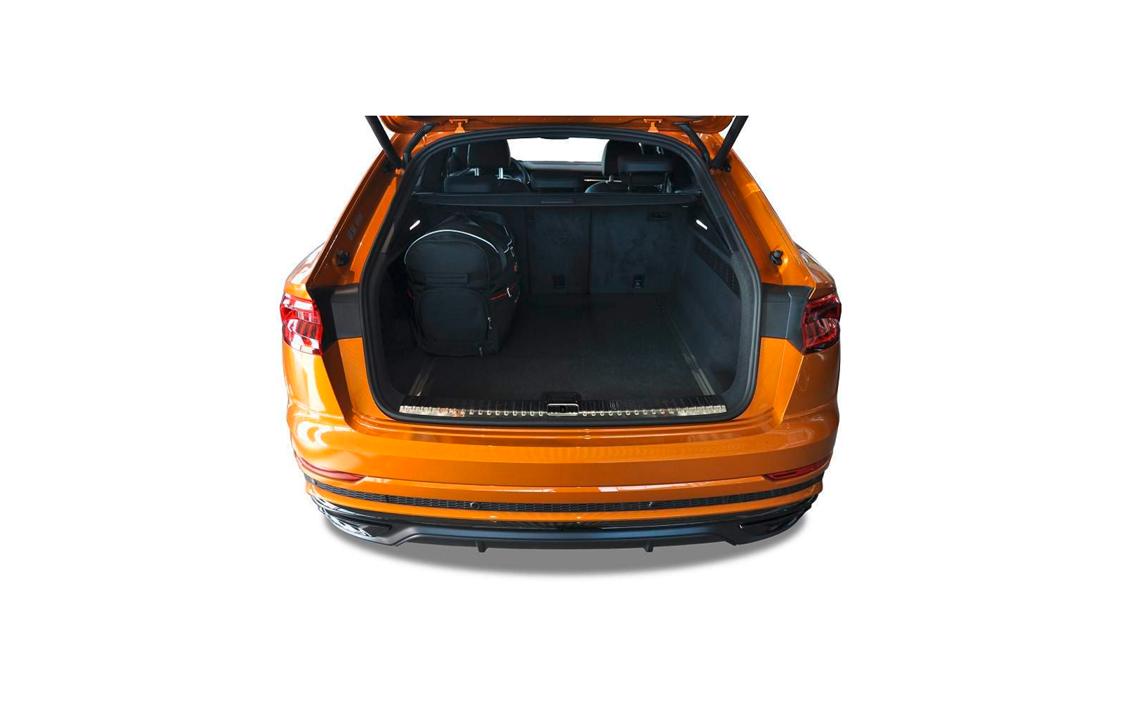 Offener Kofferraum eines orangefarbenen Autos mit schwarzem Rucksack links