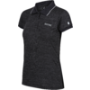 Dunkelgraues meliertes Poloshirt mit kurzen Ärmeln, Dreiknopfleiste, schmaler weißer Paspel am Kragen und an den Ärmelabschlüssen, kleines weißes Logo auf der linken Brust, weißes Etikett am linken Ärmel, auf weißem Hintergrund