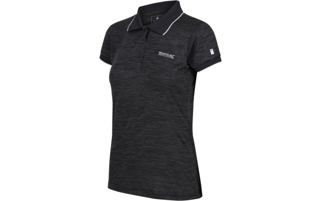 Dunkelgraues meliertes Poloshirt mit kurzen Ärmeln, Dreiknopfleiste, schmaler weißer Paspel am Kragen und an den Ärmelabschlüssen, kleines weißes Logo auf der linken Brust, weißes Etikett am linken Ärmel, auf weißem Hintergrund