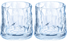 Deux verres à boire transparents facettés vides
