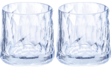 Zwei leere, facettierte Trinkgläser aus klarem Glas