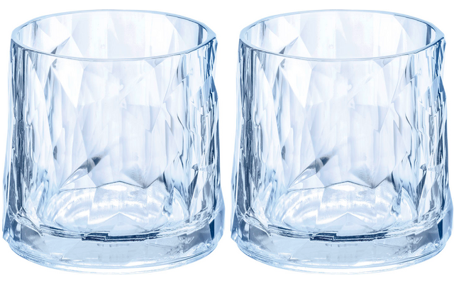 Zwei leere, facettierte Trinkgläser aus klarem Glas