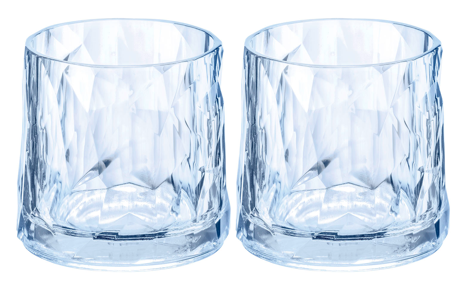 Zwei leere, facettierte Trinkgläser aus klarem Glas