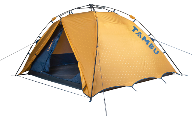Gelb‑orangefarbenes Kuppelzelt mit offenem Eingang, dunklem Innenraum, blauem Zeltboden, Zeltstangen, Abspannleinen und Schriftzug "TAMBU" an der Seite