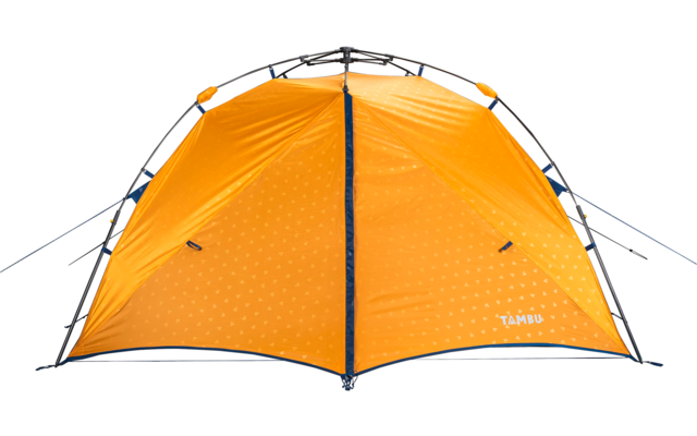Vorderansicht eines orangefarbenen Kuppelzelts mit schwarzem Gestänge, mittigem Reißverschluss, kleinem Punktemuster, Abspannleinen und Markenaufdruck 'TAMBU' rechts unten auf weißem Hintergrund