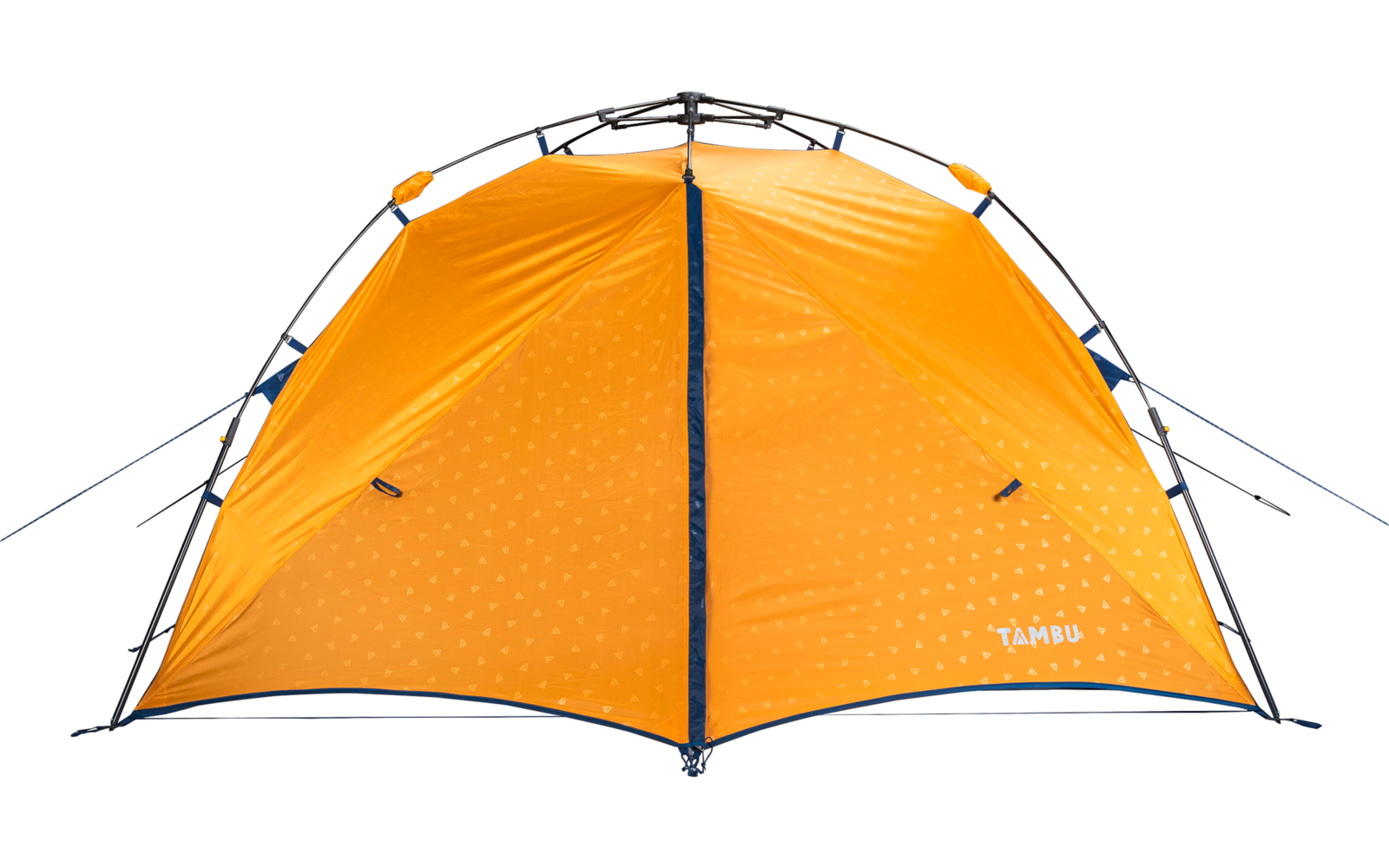 Vorderansicht eines orangefarbenen Kuppelzelts mit schwarzem Gestänge, mittigem Reißverschluss, kleinem Punktemuster, Abspannleinen und Markenaufdruck 'TAMBU' rechts unten auf weißem Hintergrund