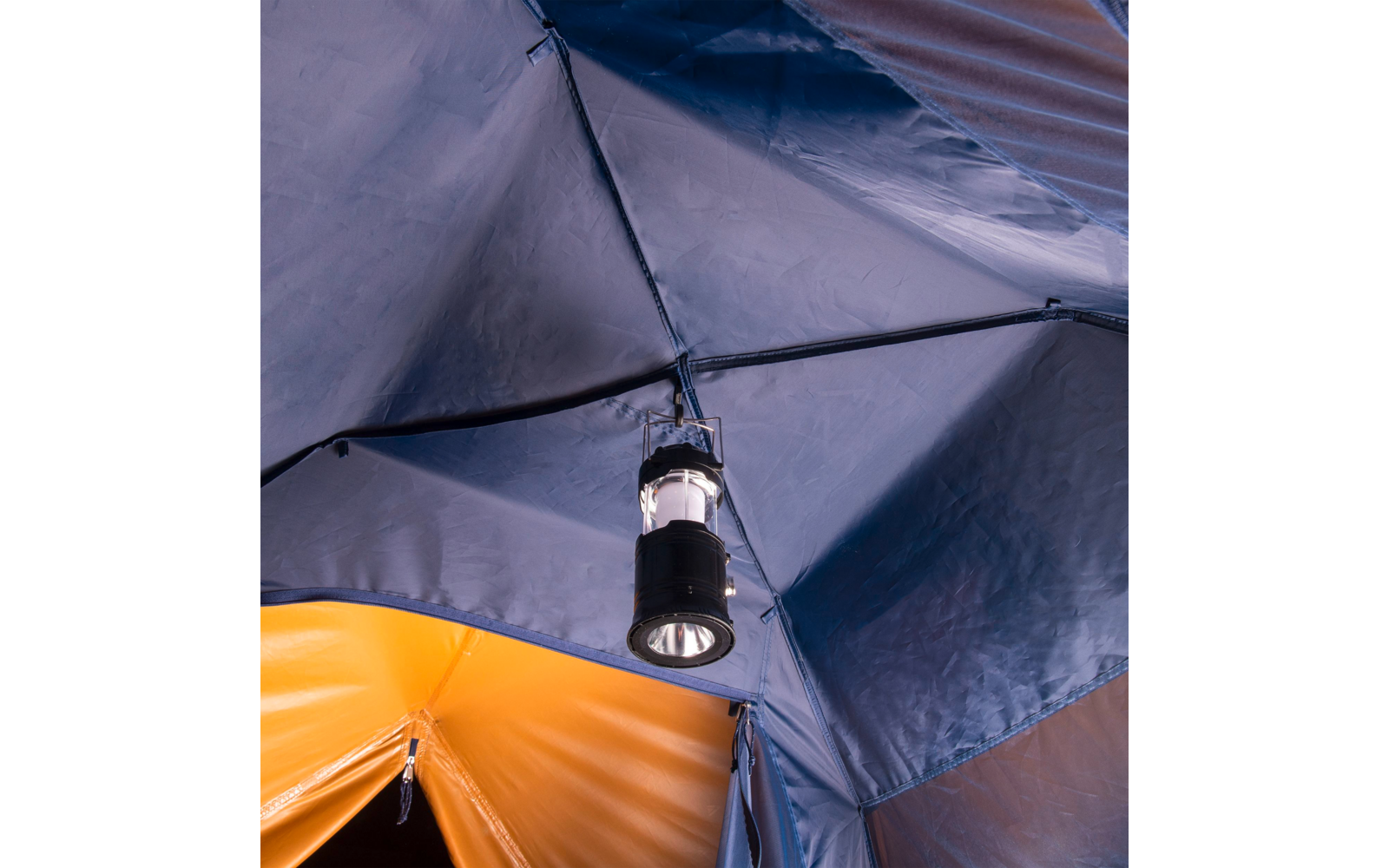 Hängende Laterne unter dem blauen und orangefarbenen Zeltdach