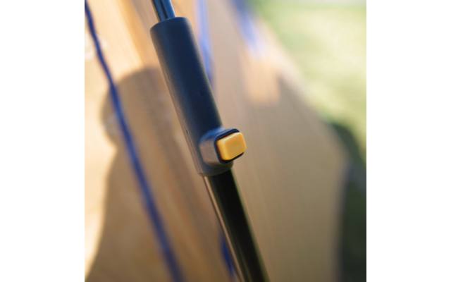 Nahaufnahme eines schwarzen Metallstabs mit schwarzer Kunststoffhalterung und gelbem quadratischem Knopf; verschwommener beiger Hintergrund und blaues Seil links