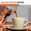 Cafetière moka verse du café dans une tasse vert pâle sur une soucoupe, grains de café sur une surface en bois ; en haut le texte 'AROMATISCHER KAFFEE' et 'ITALIENISCHER FLAIR FÜR DEIN ZUHAUSE'