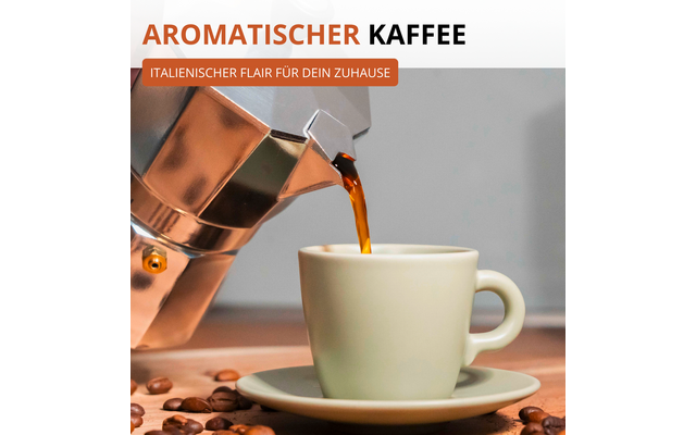 Cafetière moka verse du café dans une tasse vert pâle sur une soucoupe, grains de café sur une surface en bois ; en haut le texte 'AROMATISCHER KAFFEE' et 'ITALIENISCHER FLAIR FÜR DEIN ZUHAUSE'
