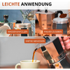 Trois vignettes : en haut à gauche de l'eau versée d'une carafe dans une cafetière italienne métallique ouverte ; en haut à droite une cuillère contenant du café moulu au‑dessus de la cafetière ouverte, grains de café à côté ; en bas le café versé de la cafetière dans une tasse blanche. Texte en haut 'LEICHTE ANWENDUNG' et boutons orange 'WASSER EINFÜLLEN', 'PULVER ZUGEBEN', 'KAFFEE GENIESSEN'
