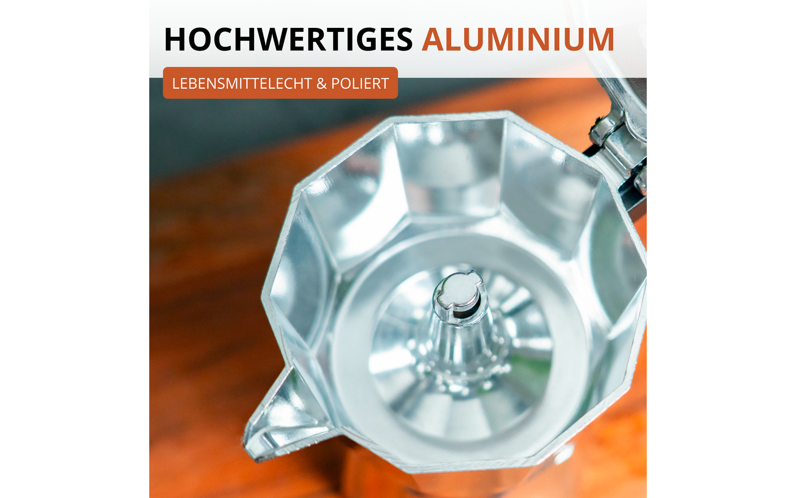 Cafetière moka ouverte, polie, en aluminium à huit faces vue de dessus sur une surface en bois ; en haut, une bannière grise et orange porte le texte "HOCHWERTIGES ALUMINIUM" et un encadré orange "LEBENSMITTELECHT & POLIERT"