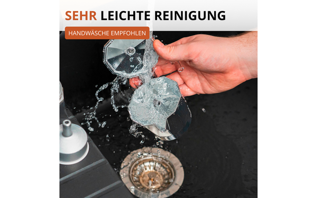 Main tenant une cafetière moka ouverte sous l'eau courante au‑dessus d'un évier avec bonde visible. Texte en haut : SEHR LEICHTE REINIGUNG et HANDWÄSCHE EMPFOHLEN