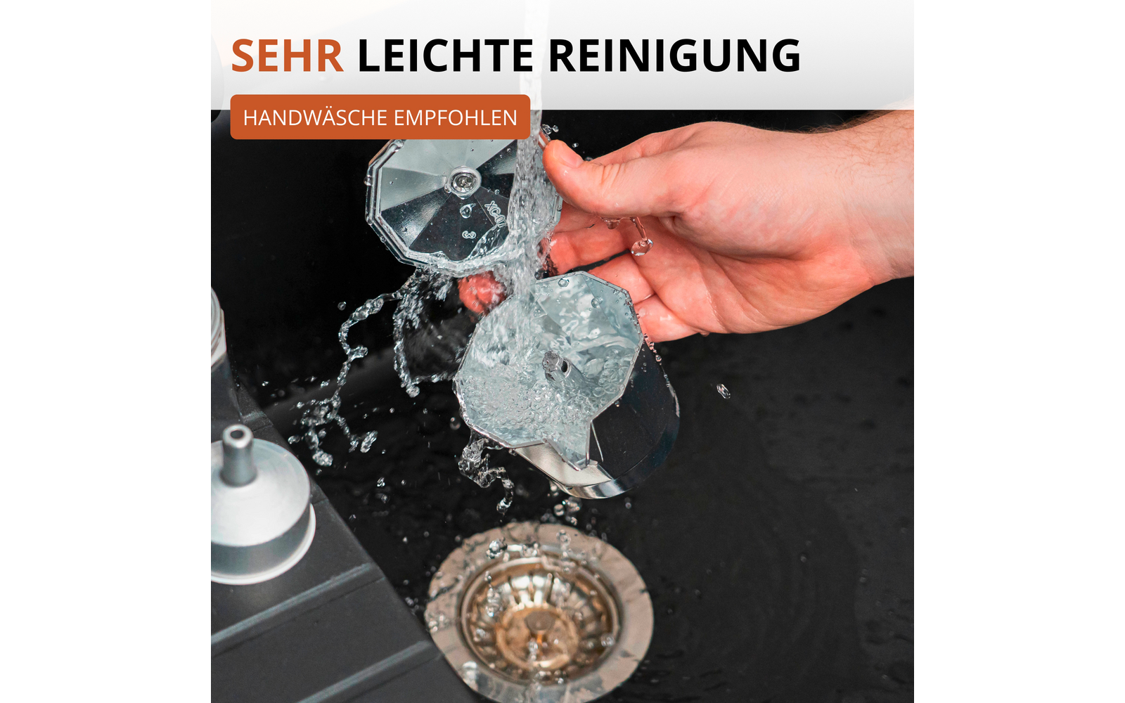 Main tenant une cafetière moka ouverte sous l'eau courante au‑dessus d'un évier avec bonde visible. Texte en haut : SEHR LEICHTE REINIGUNG et HANDWÄSCHE EMPFOHLEN