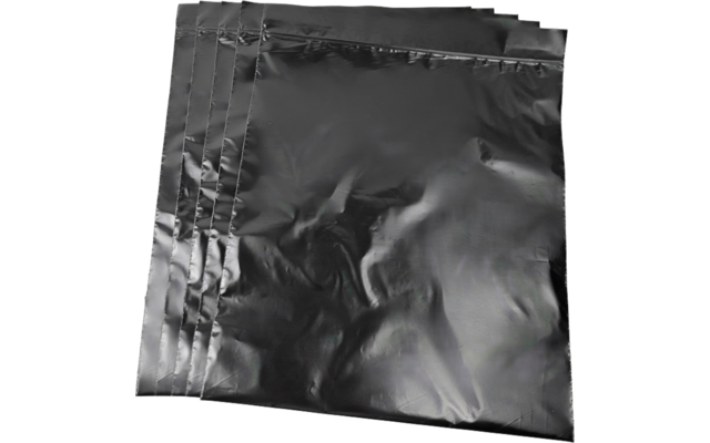 Più sacchetti di plastica neri opachi sovrapposti su sfondo chiaro, leggermente stropicciati