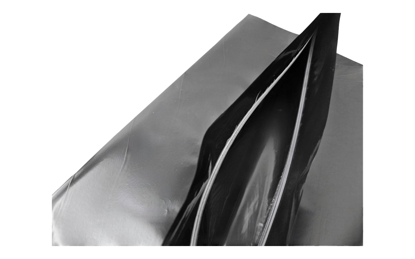 Primo piano di una busta di plastica nera lucida con chiusura a zip aperta e due guarnizioni di sigillatura