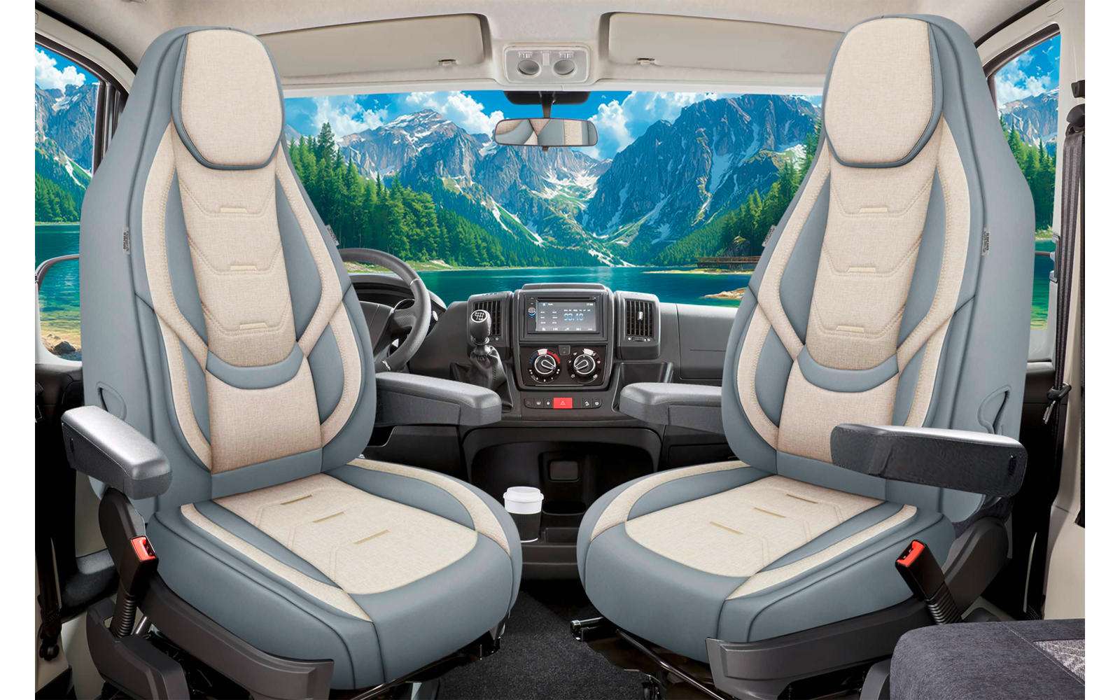 Zwei hellbeige-graue Vordersitze in einem Fahrzeug, Armaturenbrett mit Lenkrad und Mittelkonsole, große Frontscheibe mit Bergen und einem See