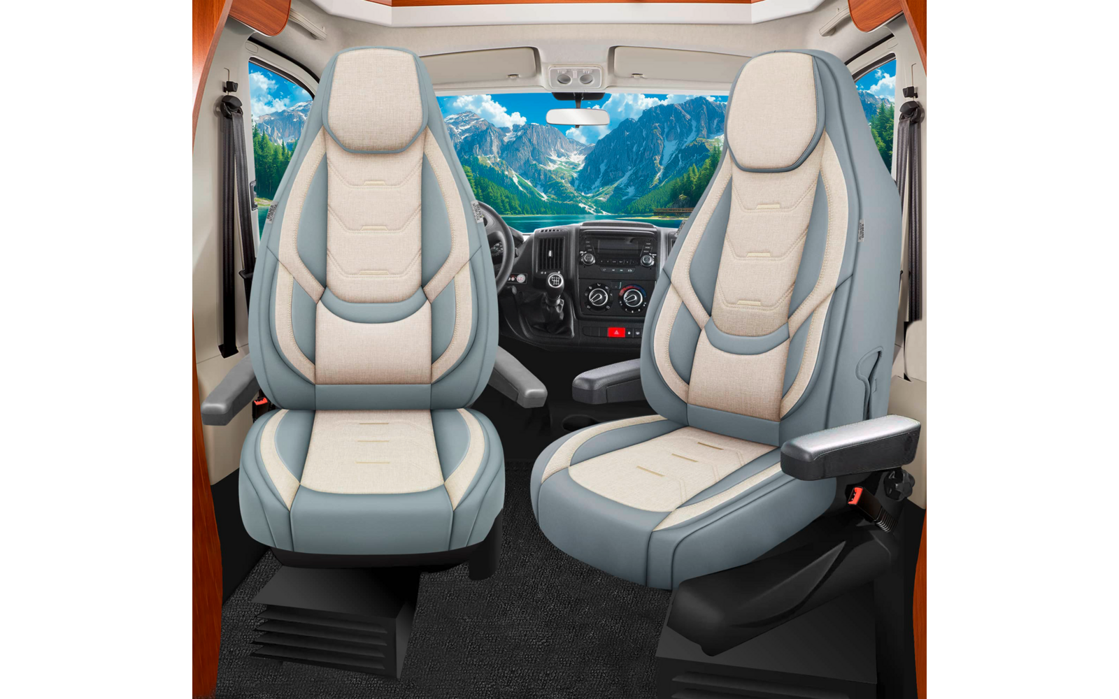 Innenraum eines Fahrzeugs mit zwei gepolsterten Vordersitzen, Armlehnen, Lenkrad, Armaturenbrett und großer Windschutzscheibe mit Bergen außen