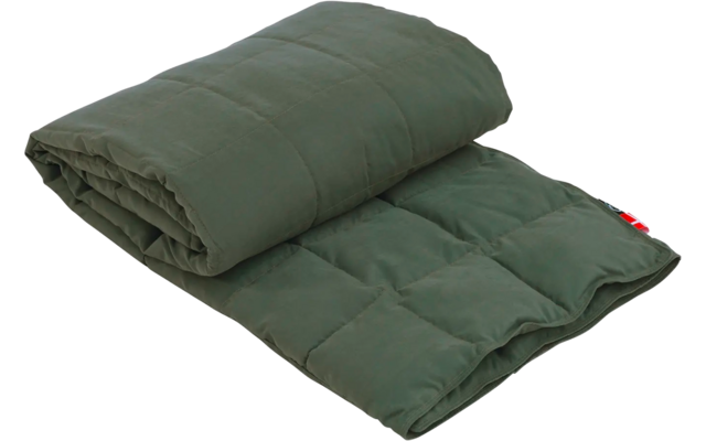 Groen opgevouwen verzwaarde deken op witte achtergrond