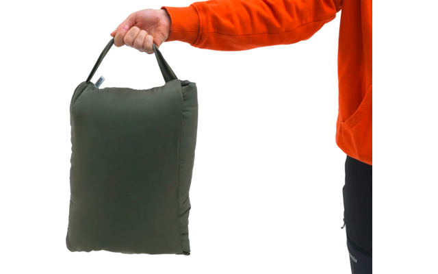 Hand houdt een groene gewatteerde tas met handvat tegen een witte achtergrond