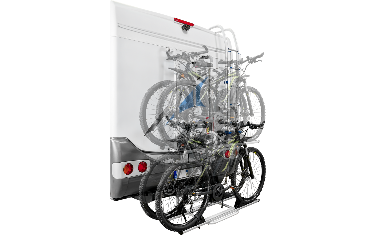 Arrière d'un véhicule blanc avec un porte-vélos monté et plusieurs vélos