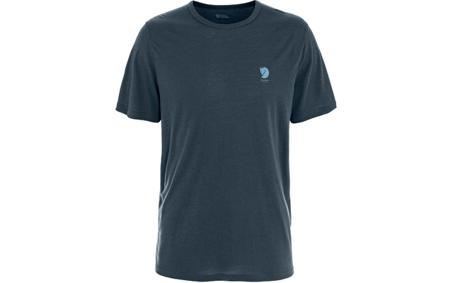 Camiseta gris oscuro con cuello redondo y mangas cortas, pequeño logotipo azul claro en el pecho izquierdo