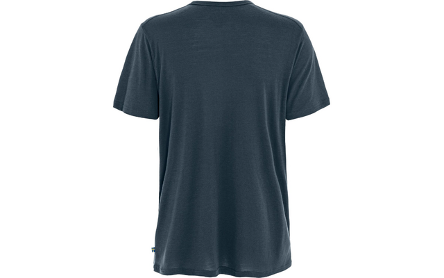 Vista posterior de una camiseta azul oscuro de manga corta con cuello redondo, pequeña etiqueta en la costura inferior izquierda, ligeras arrugas, fondo blanco