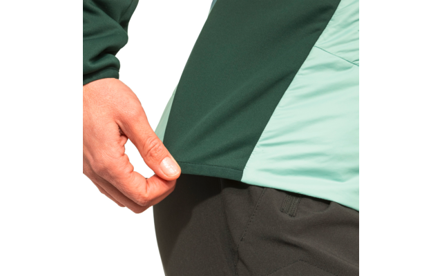 Hand zieht an einem grünen und mintfarbenen T-Shirt