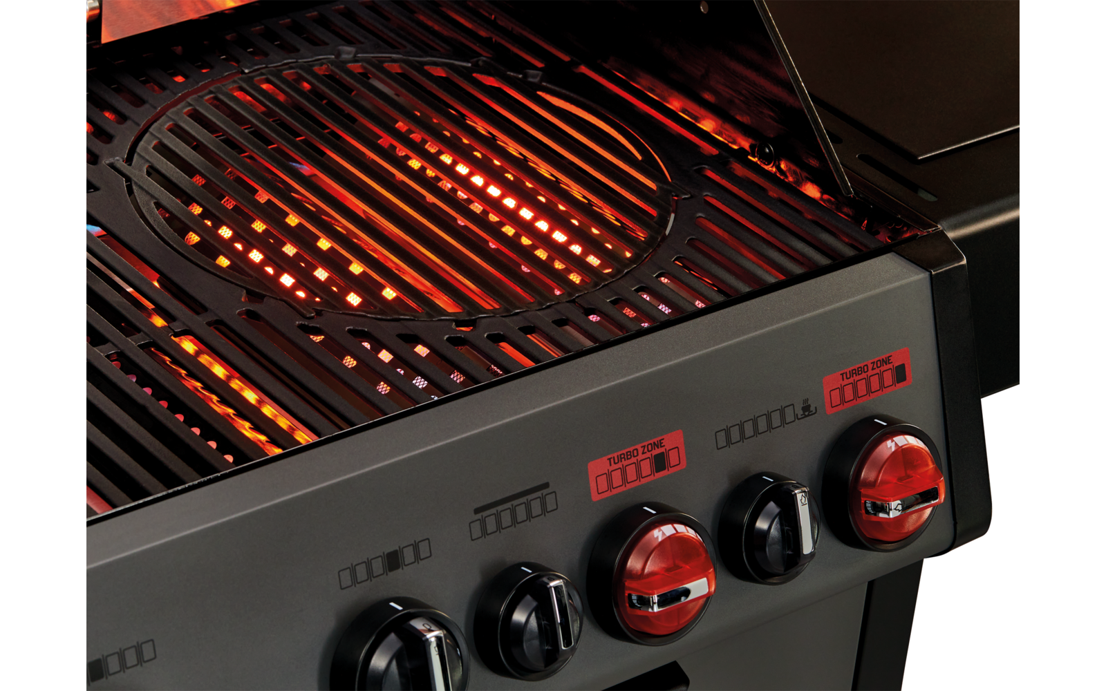 Gasgrill mit glühenden Kohlen und drei roten Kontrollknöpfen