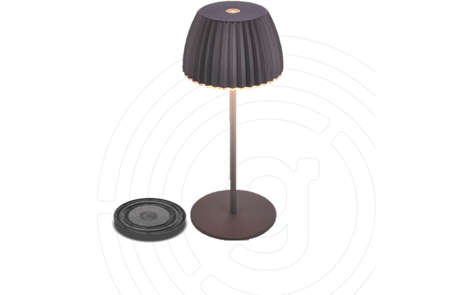 Tischlampe mit geripptem dunklem Schirm, dünnem Ständer und runder Basis; daneben eine flache, runde Scheibe