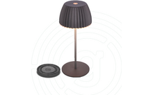 Tischlampe mit geripptem dunklem Schirm, dünnem Ständer und runder Basis; daneben eine flache, runde Scheibe
