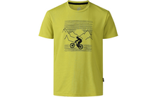 Hellgrünes Kurzarm-T-Shirt mit rundem Halsausschnitt, Vorderseite mit schwarzem Druck: Silhouette eines Radfahrers auf einem Fahrrad vor stilisierten Bergumrissen und waagerechten Linien; schwarzer Innenkragenstreifen und kleines Seitenschild