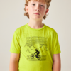 Kind mit lockigem blondem Haar, Oberkörper sichtbar, trägt leuchtgrünes T-Shirt mit schwarzem Aufdruck eines Mountainbikers vor einer Bergsilhouette, Blick nach vorn