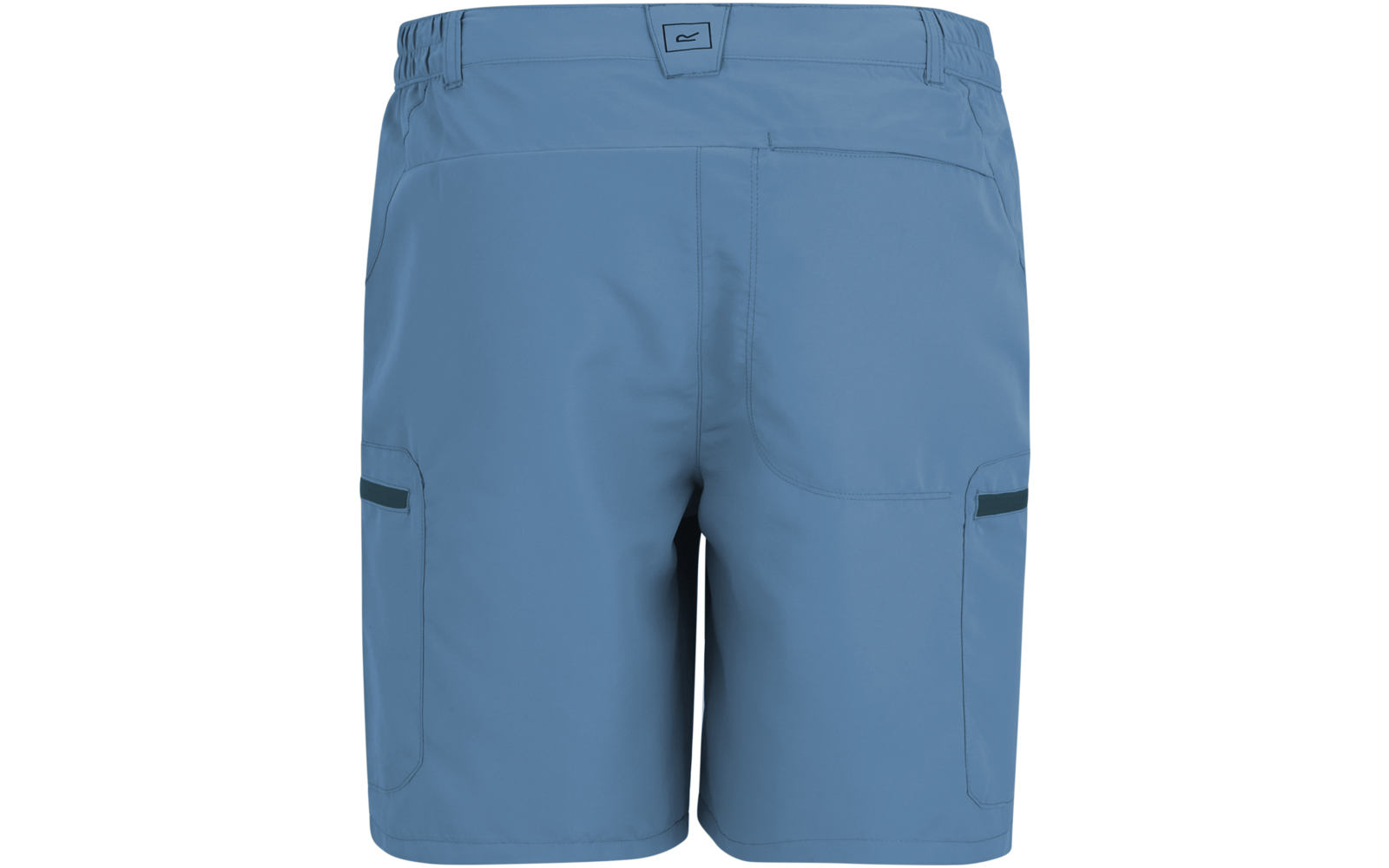 Rückansicht einer hellblauen kurzen Hose mit Bund, zwei aufgesetzten Gesäßtaschen und zwei seitlichen Taschen mit dunklen Einsätzen