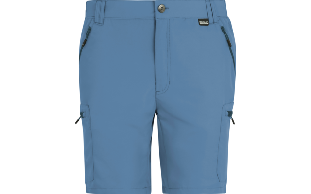 Hellblaue kurze Shorts mit Bund, Knopfverschluss und sichtbarer Schrittnaht, Gürtelschlaufen, zwei schräge Reißverschlusstaschen vorn, je eine Reißverschluss-Cargotasche an den Oberschenkeln, kleines rechteckiges Markenetikett vorn am Bund