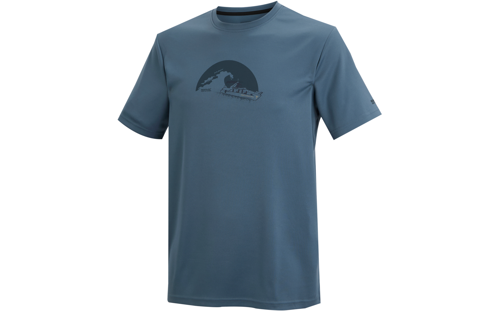 Blaues T‑Shirt mit Rundhalsausschnitt und kurzen Ärmeln, mittig auf der Brust dunkles halbrundes Motiv mit Silhouette eines Bootes