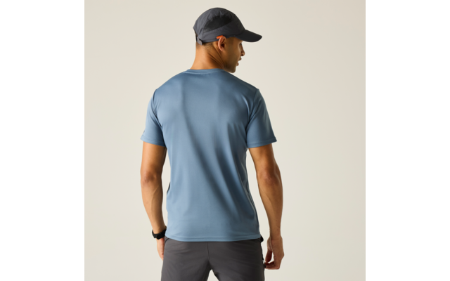 Person von hinten mit grauer Kappe, hellblauem T-Shirt, dunklen Shorts und Armbanduhr, einfarbiger heller Hintergrund