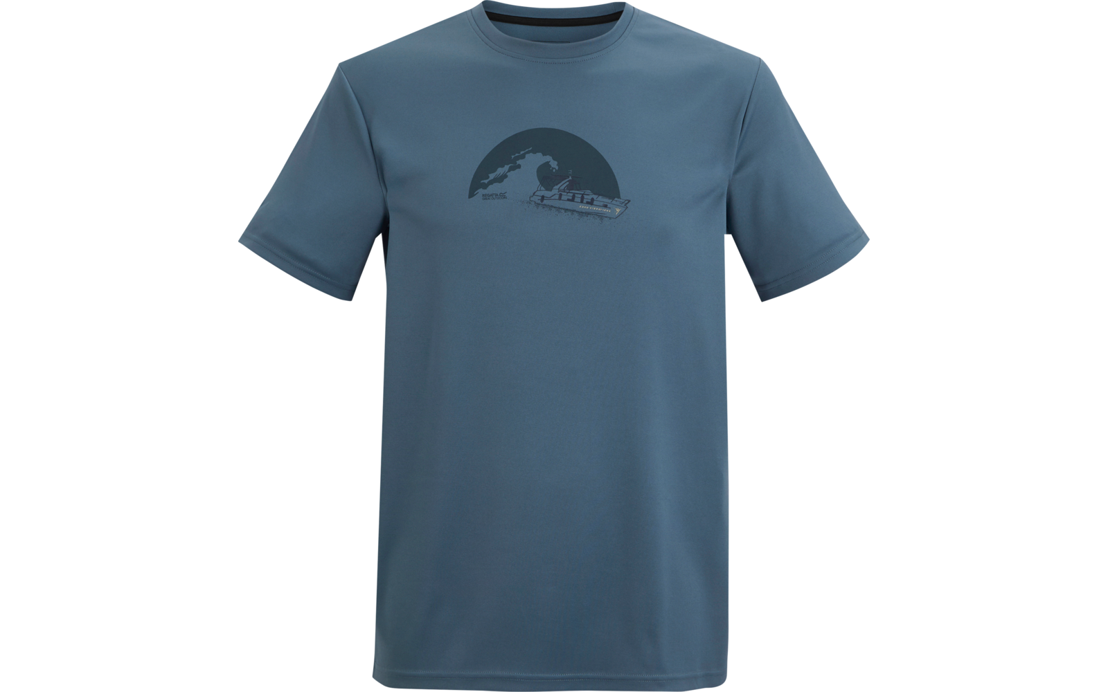 Blaues Kurzarm-T-Shirt mit Rundhalsausschnitt und dunklem Brustaufdruck: halbkreisförmige Wellenform links und kleines Boot rechts