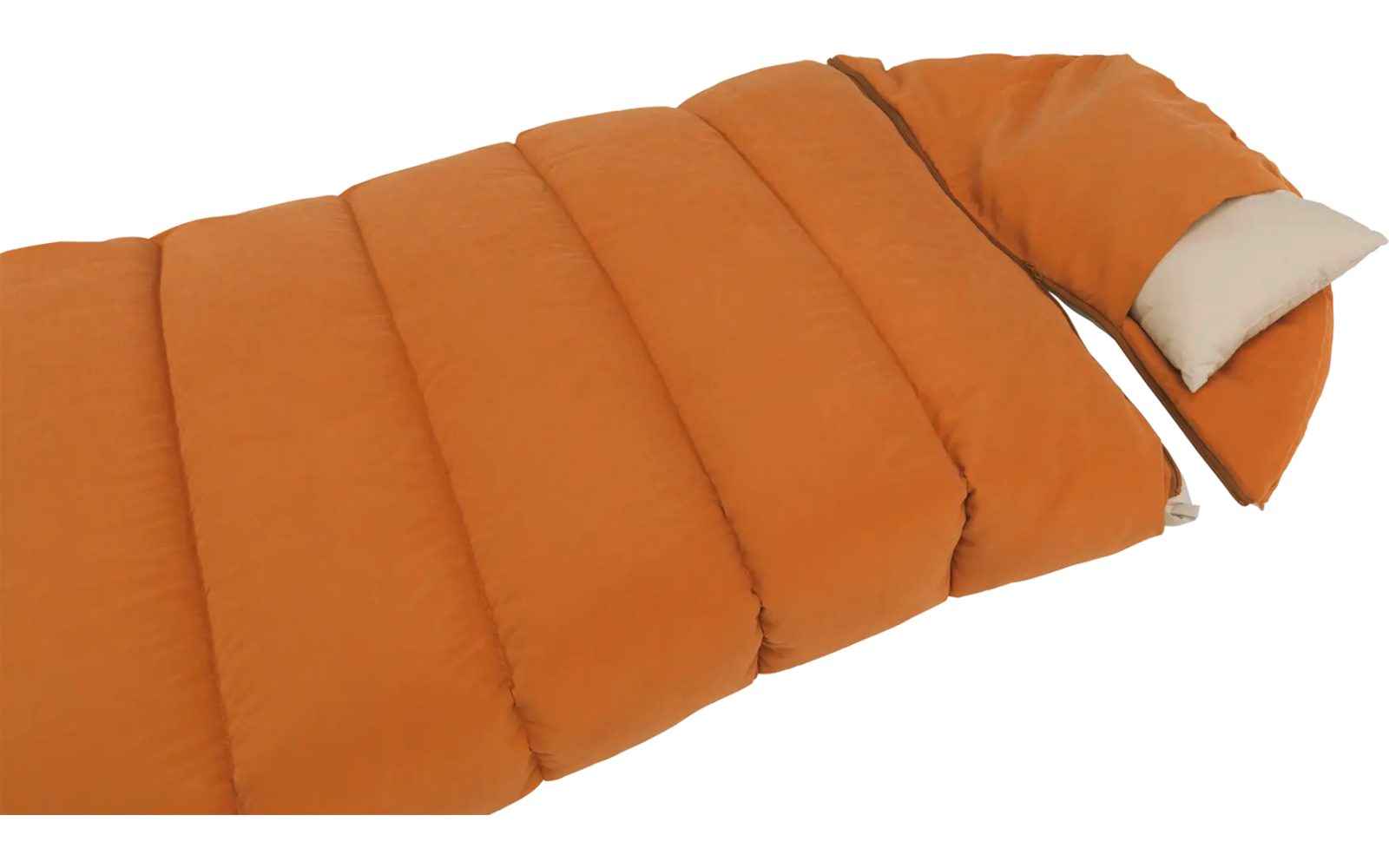 Oranger Schlafsack mit eingebautem Kissen auf weißem Hintergrund
